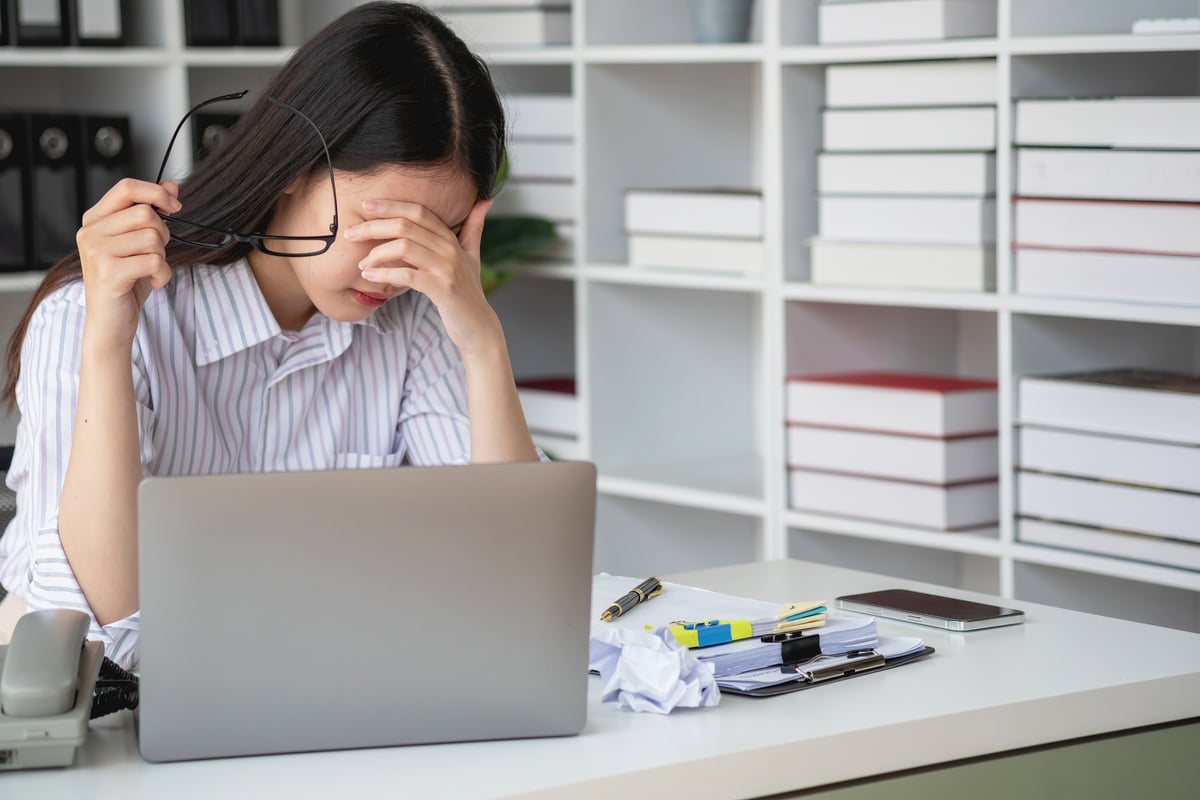 Concept Burnout Syndrome. Asian business Woman feels uncomfortable working. Which is caused by stress, accumulated from unsuccessful work And less resting body. Consult a specialist psychiatrist.